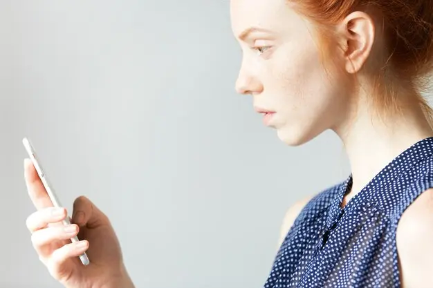 
La femme qui regardait un message sur son portable