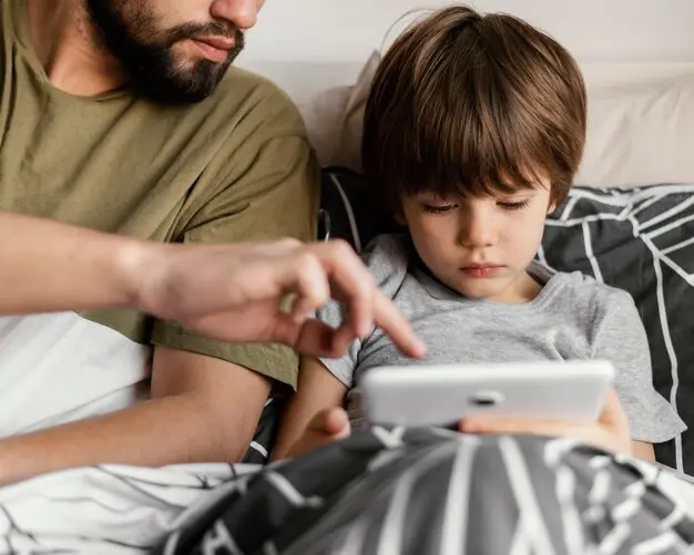 
Père et fils voient le portable