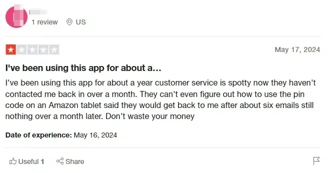 A negative review of Snoopza app shared by a user on Trustpilot.